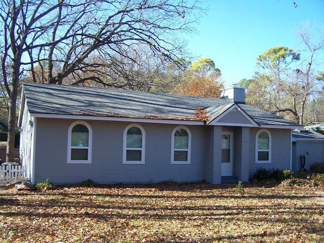 single story home with a front lawn