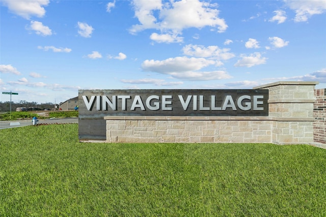 community / neighborhood sign featuring a yard