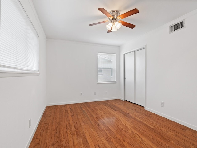 empty room featuring ceiling fan, ornamental molding, and light hardwood / wood-style flooring