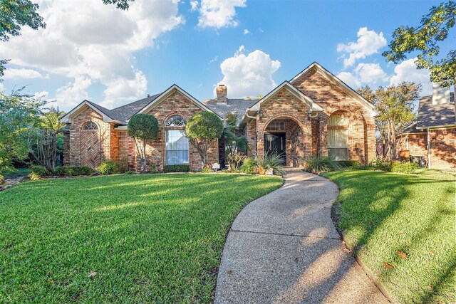 front facade featuring a front yard