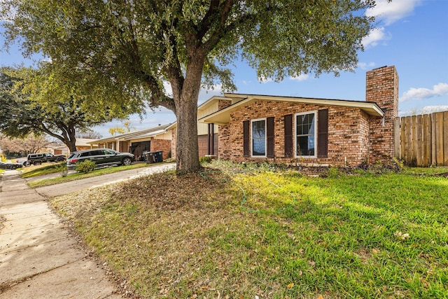 ranch-style house featuring a front lawn