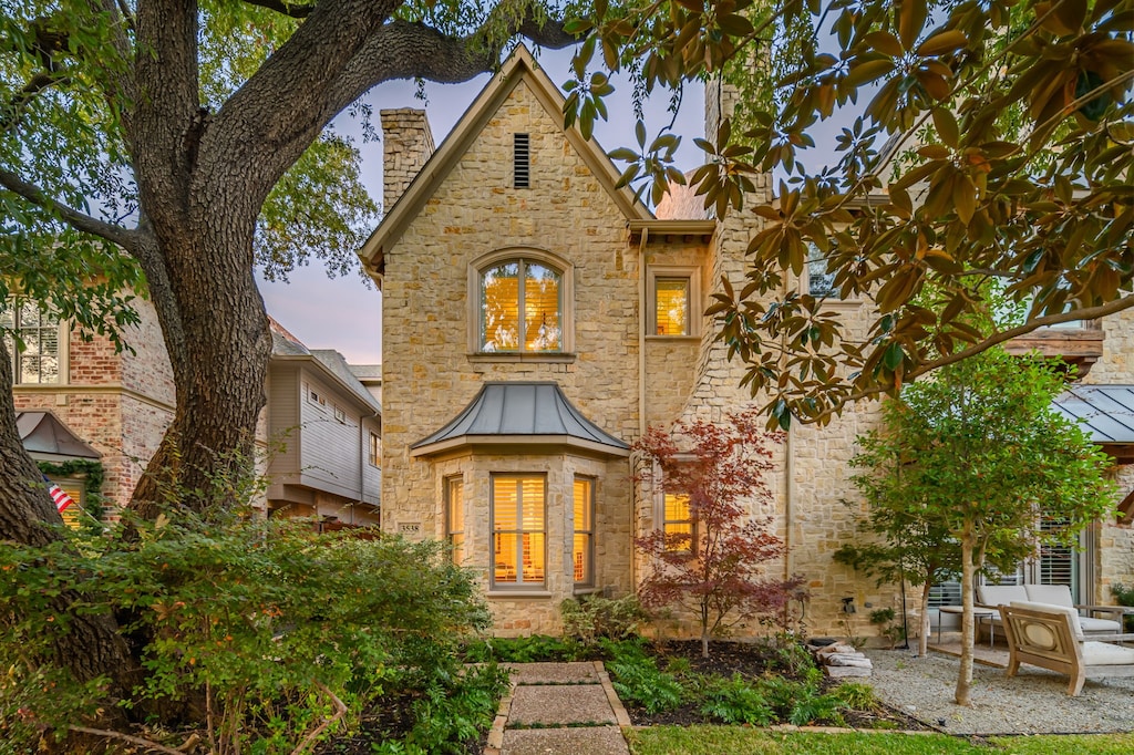 view of front of property with a patio area