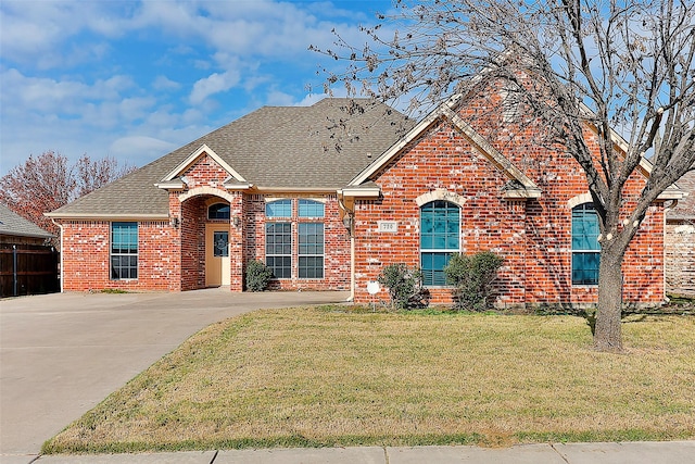 view of front facade featuring a front lawn