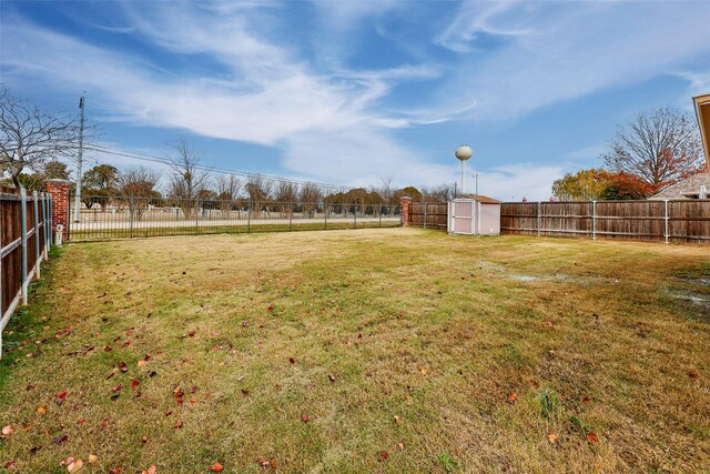 view of yard featuring a storage unit