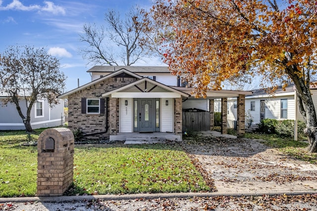 view of front of property featuring a front yard