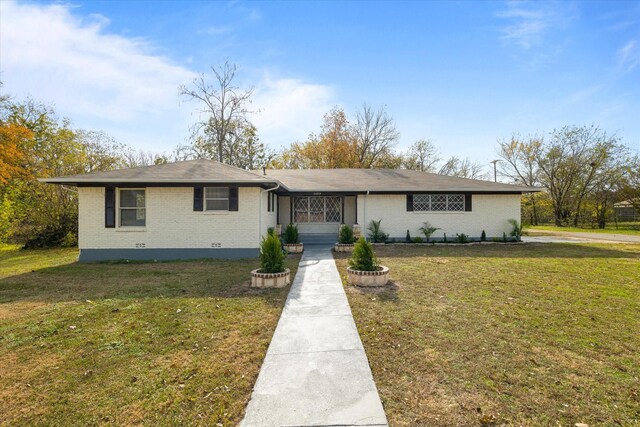 single story home featuring a front lawn