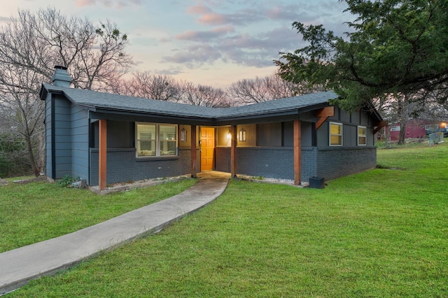 view of front of property featuring a lawn