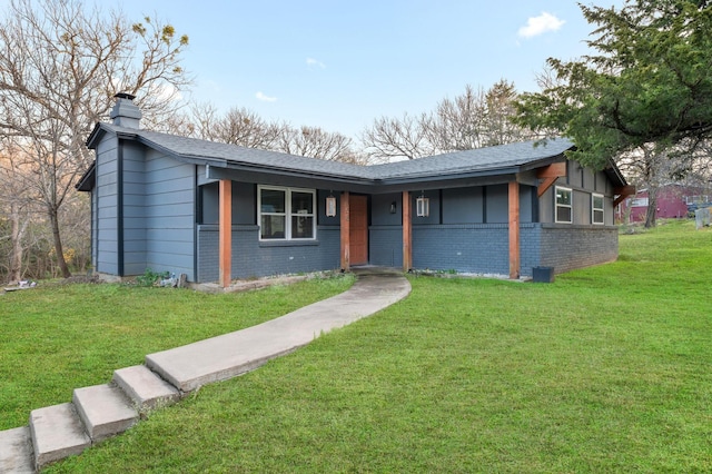 ranch-style home featuring a front lawn