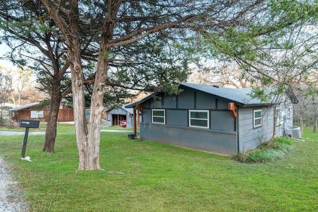 view of front of property featuring central AC and a front lawn