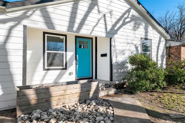 property entrance with covered porch