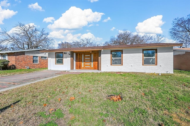 single story home with a front lawn