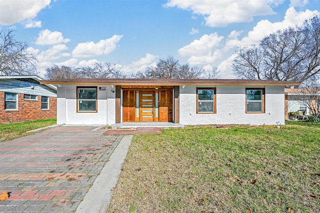 single story home with a front lawn