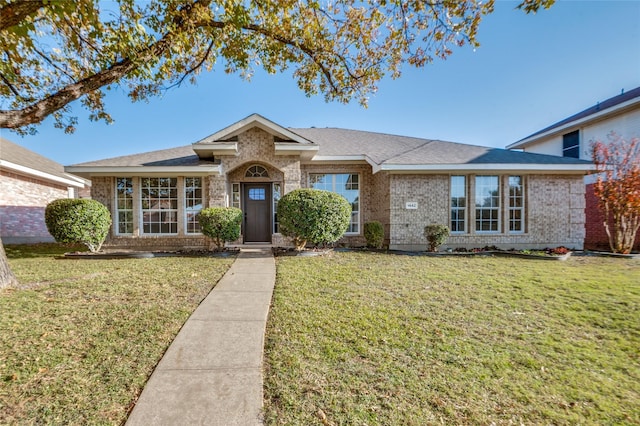 ranch-style house featuring a front yard