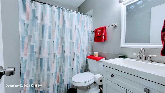 bathroom with a shower with curtain, vanity, and toilet