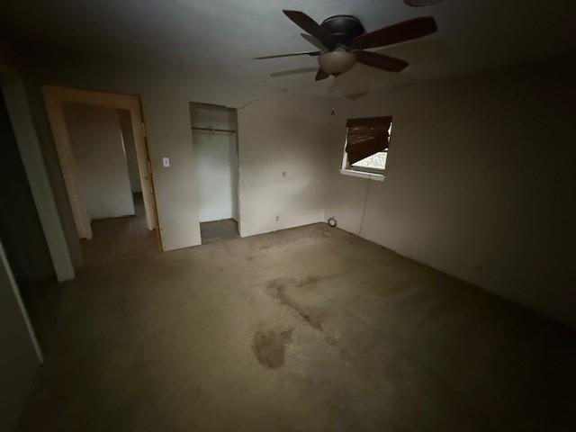 unfurnished room with ceiling fan