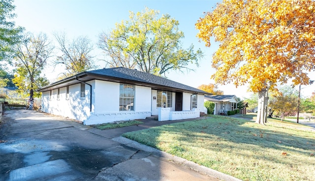 view of front of home featuring a front yard