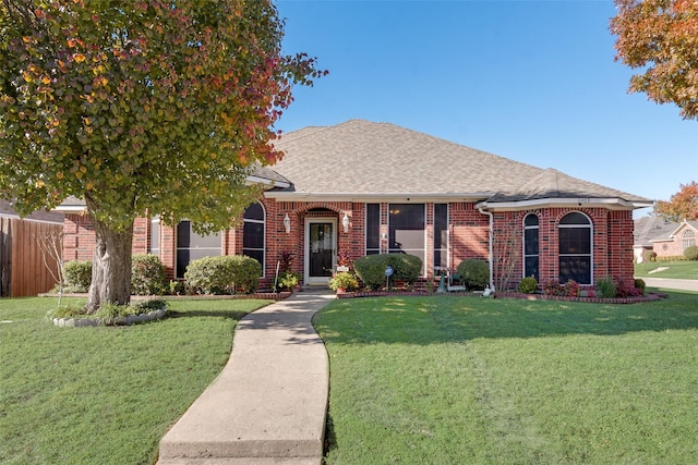 view of front of property featuring a front lawn