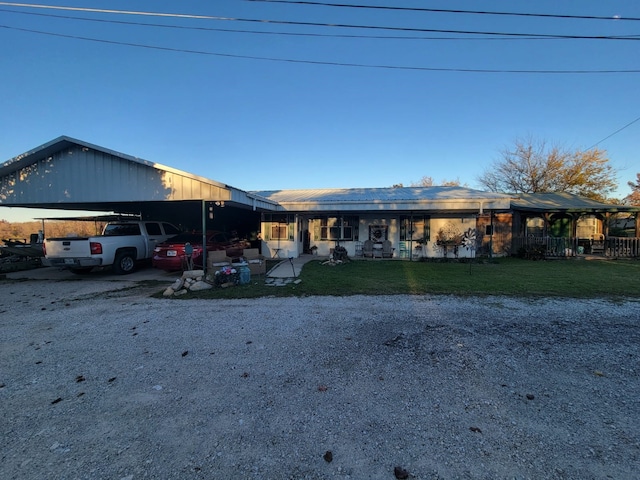 view of front of home featuring a front lawn and a carport