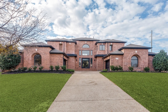 view of front of home featuring a front yard and a garage