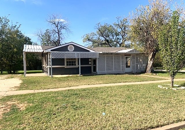 view of front of home featuring a front yard