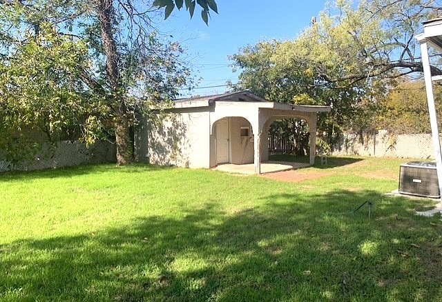 view of yard with a shed and central AC unit