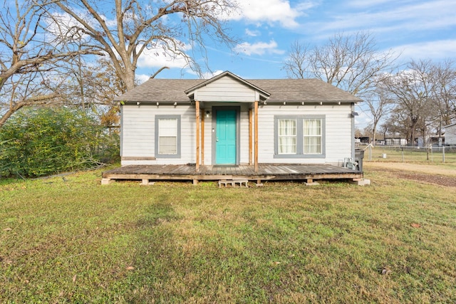 view of front of home featuring a front lawn