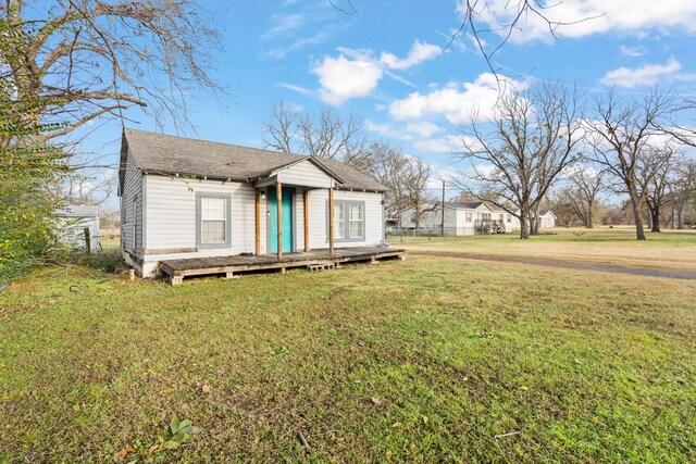 view of front of property featuring a wooden deck and a front yard