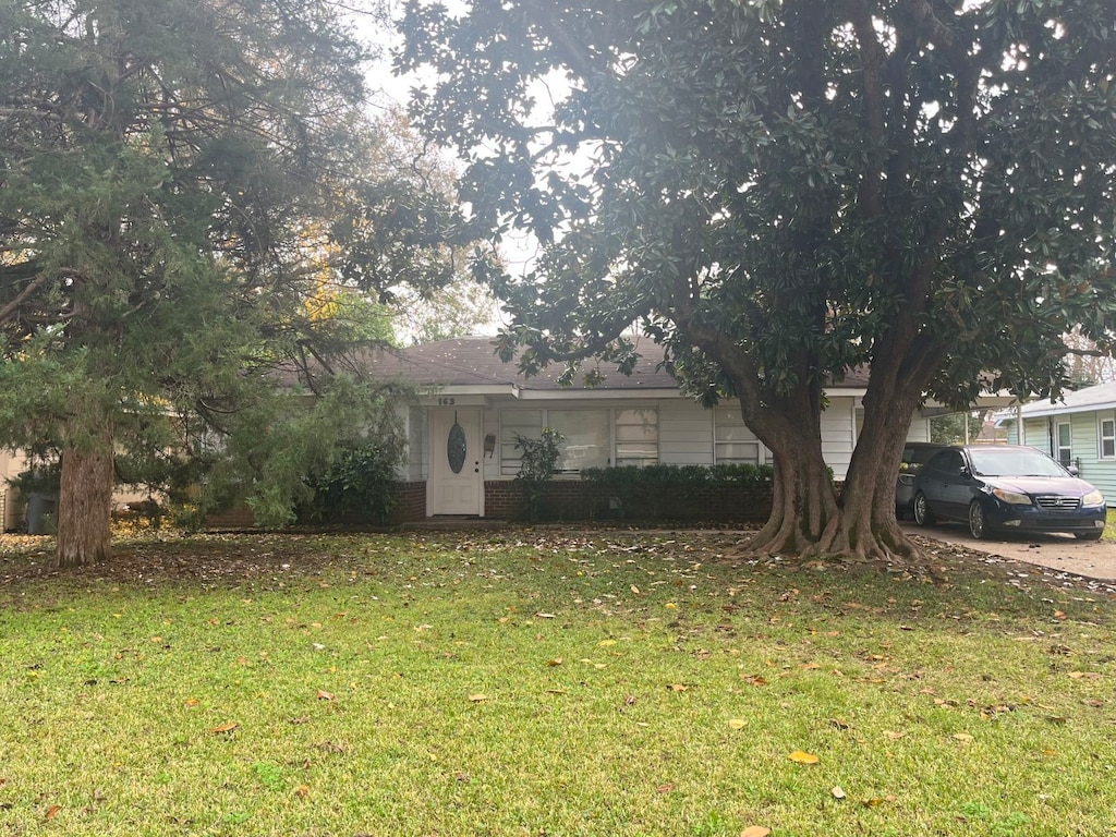 view of front of house featuring a front lawn