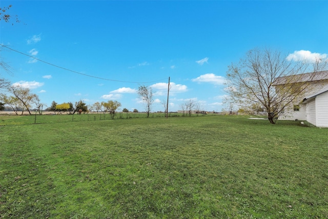 view of yard featuring a rural view