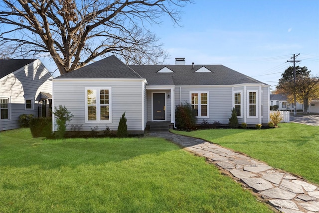 view of front facade featuring a front lawn