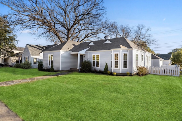 view of front of house featuring a front lawn