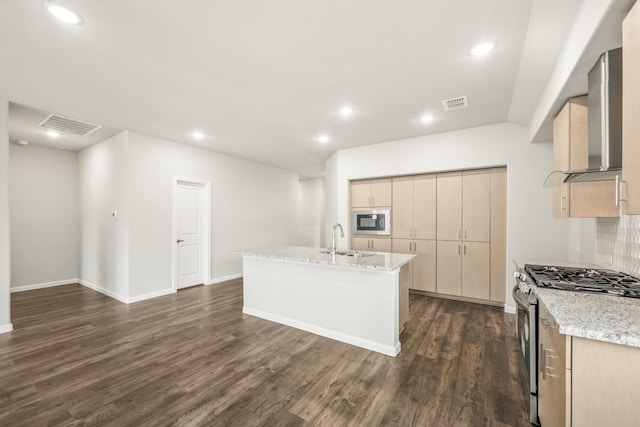 kitchen with stainless steel appliances, dark wood-type flooring, a sink, visible vents, and an island with sink