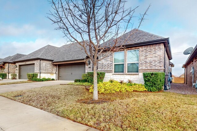 view of front of house featuring a front yard and a garage