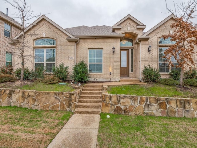 view of front of house featuring a front lawn