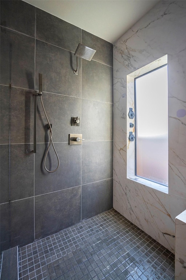 bathroom featuring a tile shower