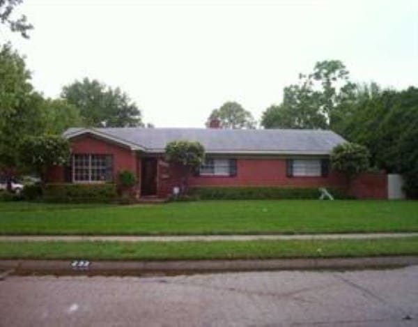 single story home with a front lawn