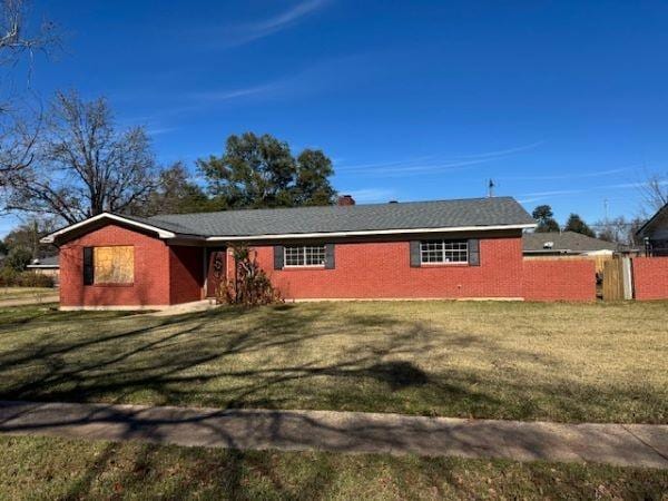 view of front of home featuring a front lawn