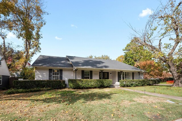 single story home with a front lawn