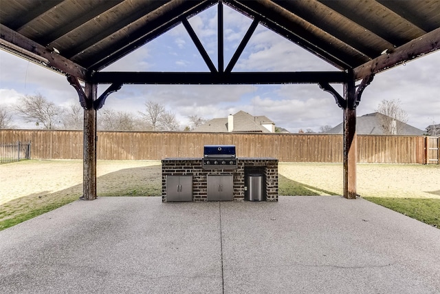 view of patio featuring an outdoor kitchen and grilling area