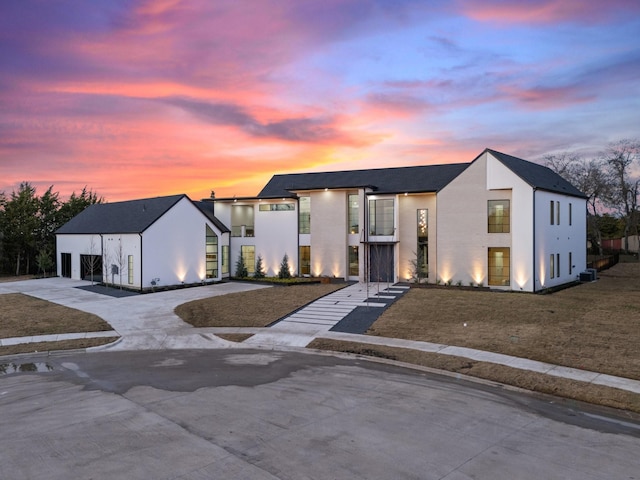 view of front of house featuring a yard