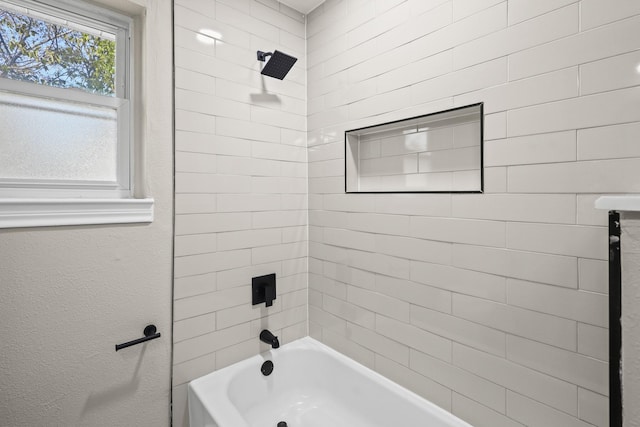 bathroom featuring tiled shower / bath combo