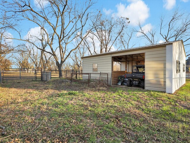 view of yard featuring an outbuilding