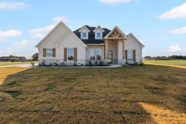 craftsman-style house featuring a front lawn