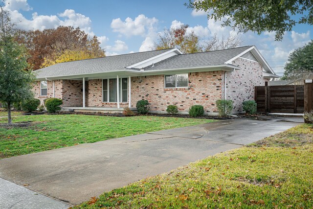 ranch-style home featuring a front lawn