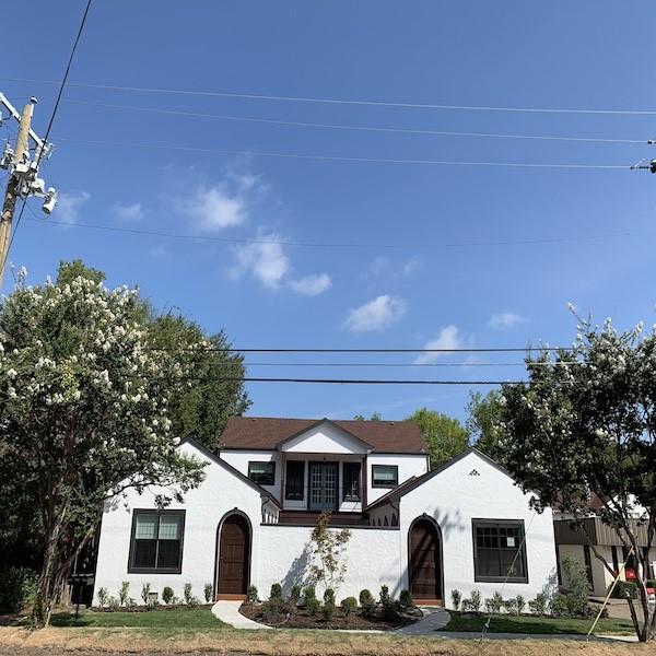 view of front of house with a front lawn