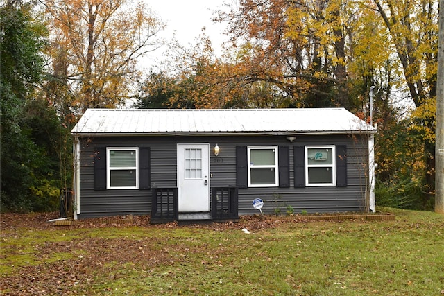 view of front of property with a front yard