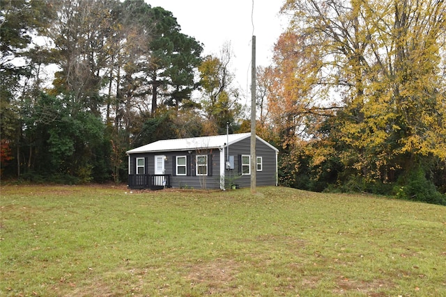 view of front of property featuring a front yard