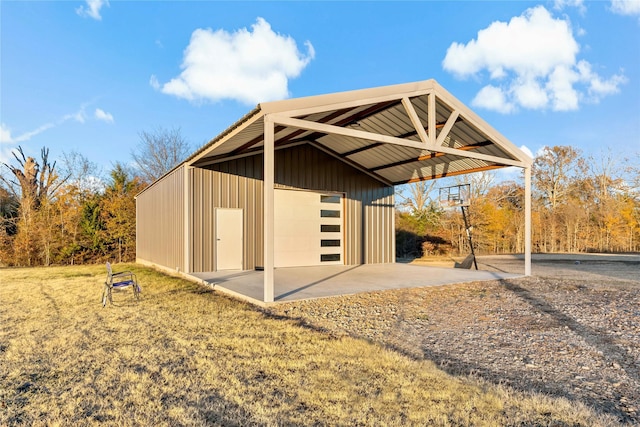 view of outdoor structure with a garage and a yard