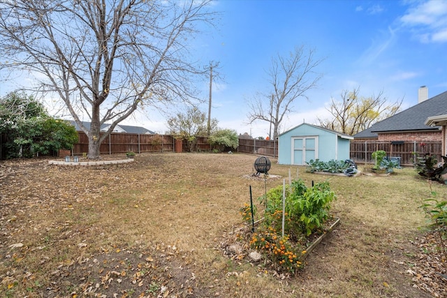 view of yard with a storage unit