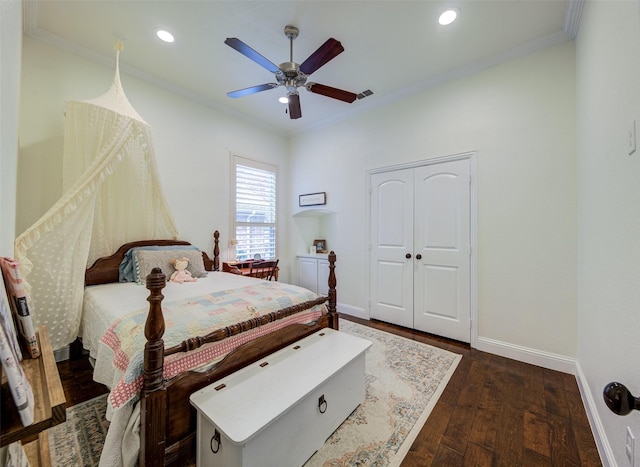 bedroom with dark wood-type flooring, ornamental molding, a closet, and ceiling fan